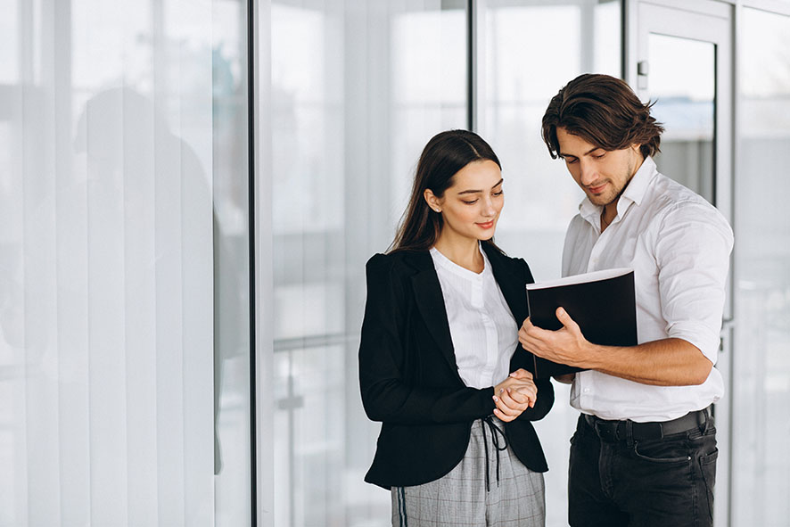 Man showing lady some notes